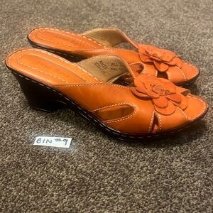 2/$20 Never worn leather Anne Rose wedges. Size 36 (6)